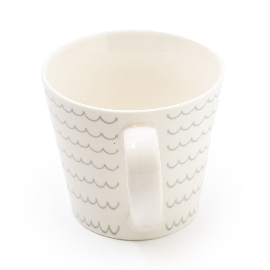 Sturdy wide mug with a serene grey wave line pattern, offering a touch of nautical elegance. The mug is designed with a comfortable grip, ideal for enjoying large, warm beverages.