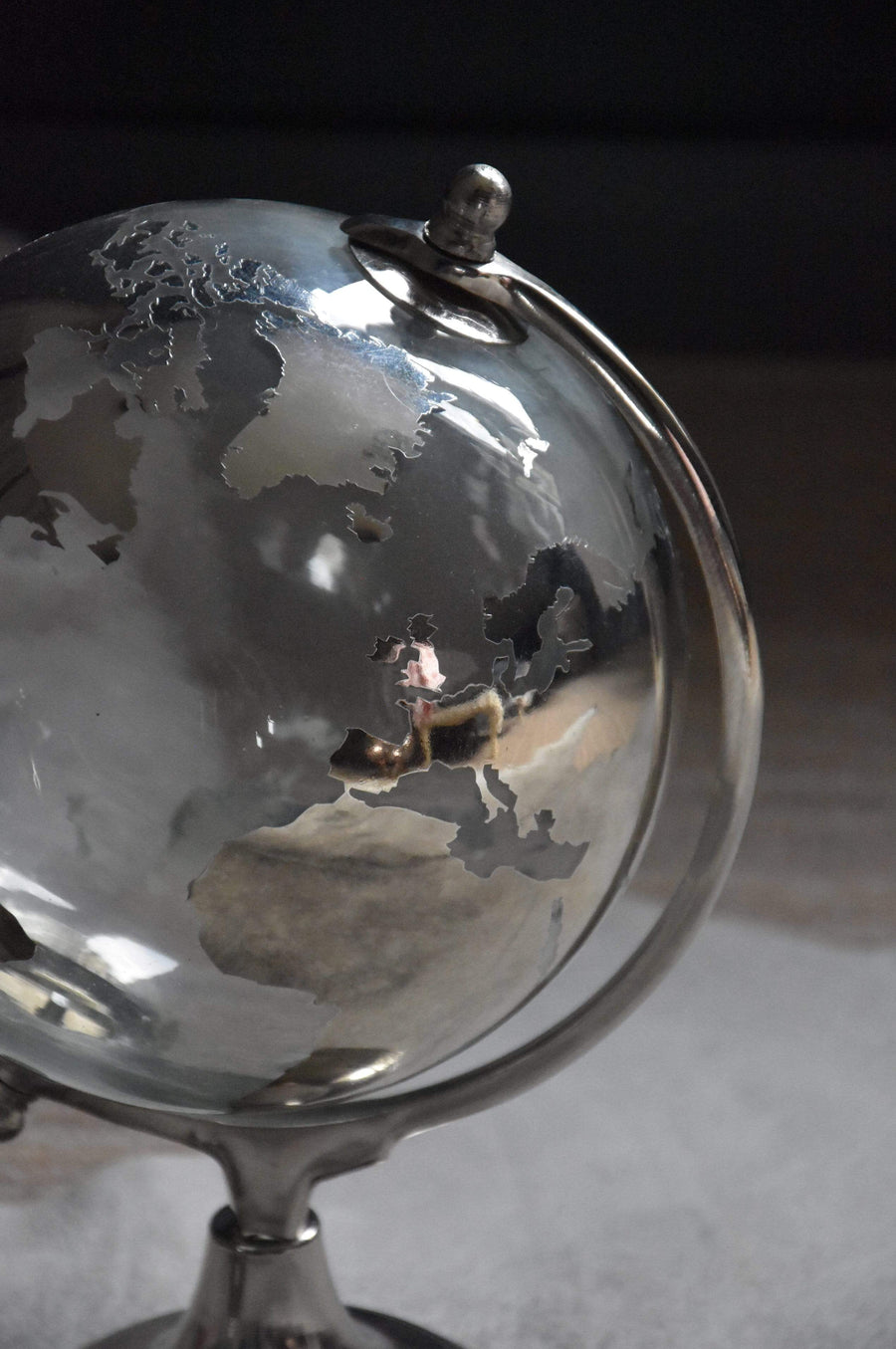 ESME Homeware Globes Medium Glass Globe on Metal Stand Silver